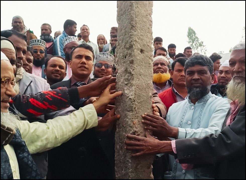 উন্নয়নের জোয়ারেও জনগণের স্বেচ্ছাশ্রমে সাঁকো নির্মাণ